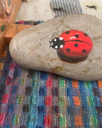 Sasso dipinto a mano- la coccinella
