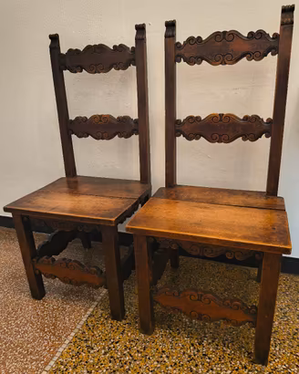 coppia di sedie antiche in legno