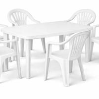 Sedie e tavolo bianco in plstica da giardino