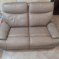 Divano relax 2 posti in vera pelle , recliabile.