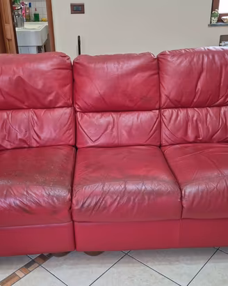 Divano in vera pelle in buono stato, prezzo 200 €