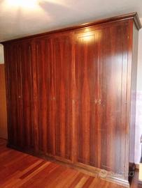 Armadio in legno massello antico