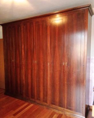Armadio in legno massello antico