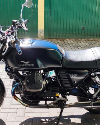 Moto Guzzi V7 stone 