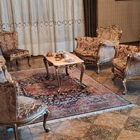 Salotto e consolle stile barocco revival