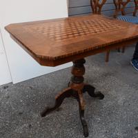 Tavolo antico intarsiato.
