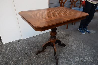 Tavolo antico intarsiato.