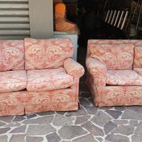 2 divani da 2 posti ciascuno 