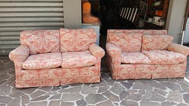 2 divani da 2 posti ciascuno 