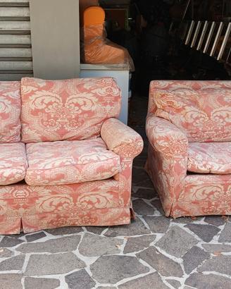 2 divani da 2 posti ciascuno 