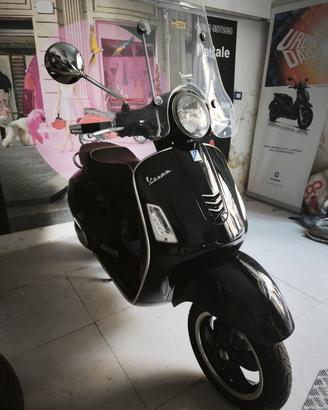 Piaggio Vespa 300 GTS i.e ABS NERO LUCIDO