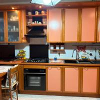 Cucina angolare con elettrodomestici