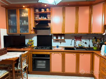 Cucina angolare con elettrodomestici