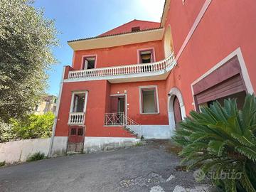 Palazzo / Stabile di 385 m² con più di 5 locali a 