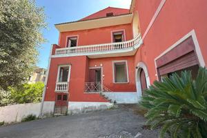 Palazzo / Stabile di 385 m² con più di 5 locali a 