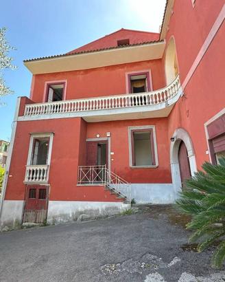 Palazzo / Stabile di 385 m² con più di 5 locali a 
