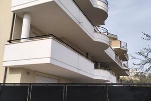 Casa indipendente, tre appartamenti