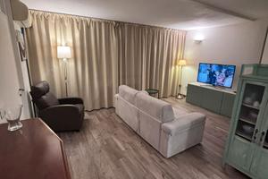 Ampio open-space con giardino privato-700 EURO