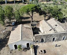 Caseggiato Rurale con Terreno di 85.000