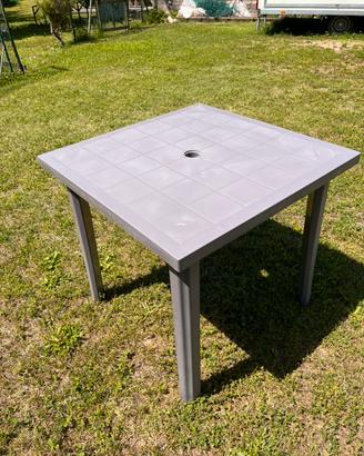 2 Tavoli da giardino in plastica