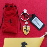 Ferrari Portachiavi Scudetto Scuderia in Argento 