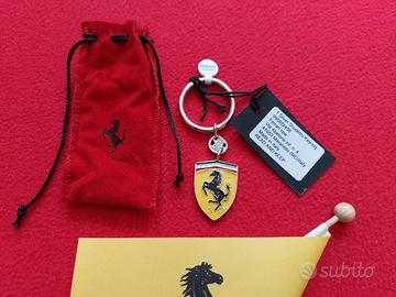 Ferrari Portachiavi Scudetto Scuderia in Argento 