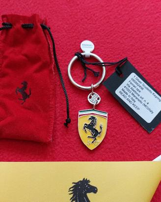 Ferrari Portachiavi Scudetto Scuderia in Argento 