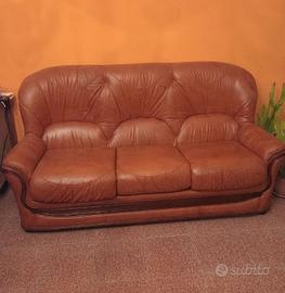 Divano in vera pelle e bordo in legno