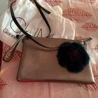 Pochette oro con applicazione blu/marrone