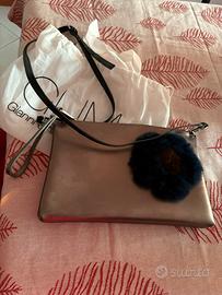 Pochette oro con applicazione blu/marrone