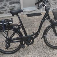 bicicletta donna pedalata assistita 