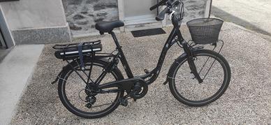 bicicletta donna pedalata assistita 