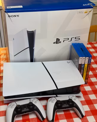 PS5 + 2 controller + 4 giochi ( meno di un’anno)
