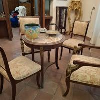 Divanetto con sedie, tavolino, specchiera