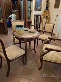 Divanetto con sedie, tavolino, specchiera