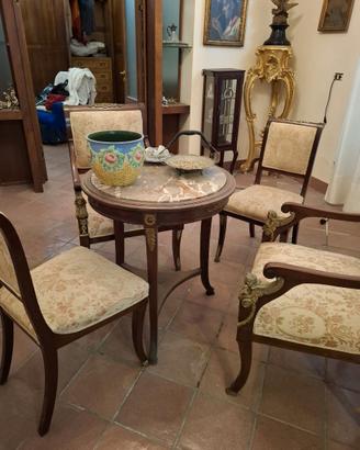 Divanetto con sedie, tavolino, specchiera