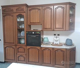 cucina completa mobili  con piano cottura .