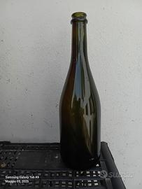 Diverse bottiglie di vino  da imbottigliamento