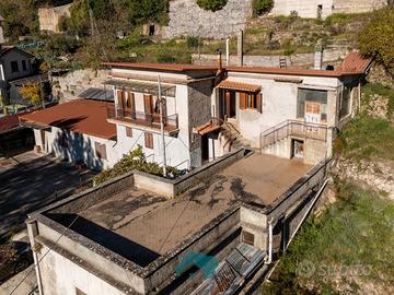 Villa bifamiliare ampia metratura con giardino