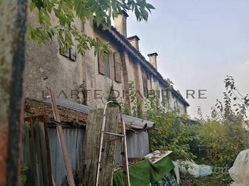 Casa indipendente di 700 m² con più di 5 locali a 