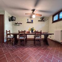 TAVOLO IN LEGNO MASSELLO CON SEDIE - COME NUOVO