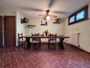 TAVOLO IN LEGNO MASSELLO CON SEDIE - COME NUOVO