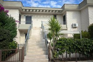 2 LOCALI A MANFREDONIA