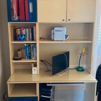 Scrivania e divanetto