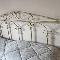 Letto matrimoniale in ferro battuto color avorio