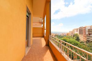 Ampio Locale Artigianale con Spazio Esterno