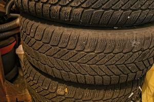 n.4 pneumatici con cerchioni 185/65 R14 86T