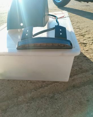 fanale posteriore a led + porta targa laterale 