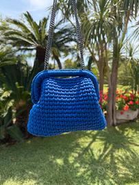 Borsa clutch blu con tracolla fatta a mano