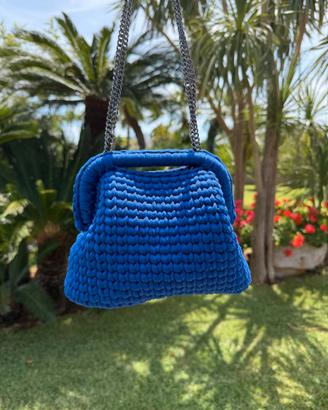 Borsa clutch blu con tracolla fatta a mano